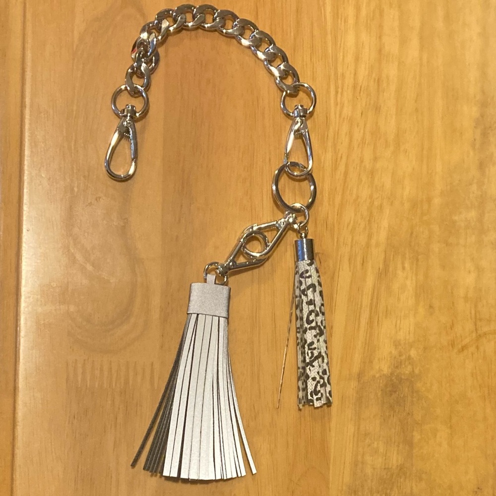 Silver chain key holder with reflective tassel